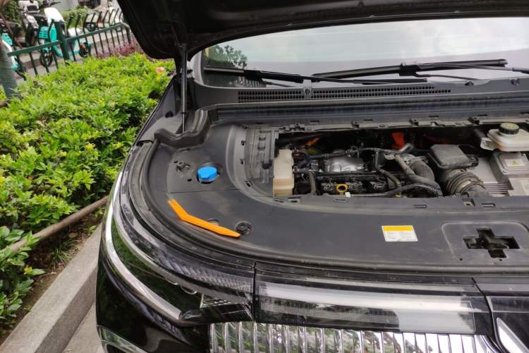 Used VOYAH Dream 2025 PHEV Four-Wheel Drive Excellence Qiankun Edition Engine Bay Right