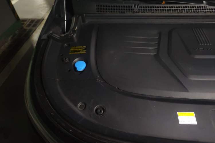 Used VOYAH Dream 2025 PHEV Four-Wheel Drive Excellence Kunpeng Edition Engine Bay Right