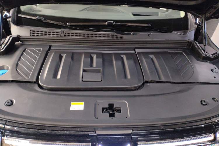 Used VOYAH Dream 2025 EV Four-Wheel Drive Flagship Kunpeng Edition Engine Bay