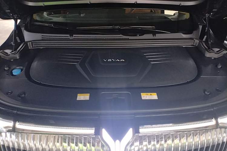 Used VOYAH Dream 2025 PHEV Four-Wheel-Drive Flagship Kunpeng Edition Engine Bay