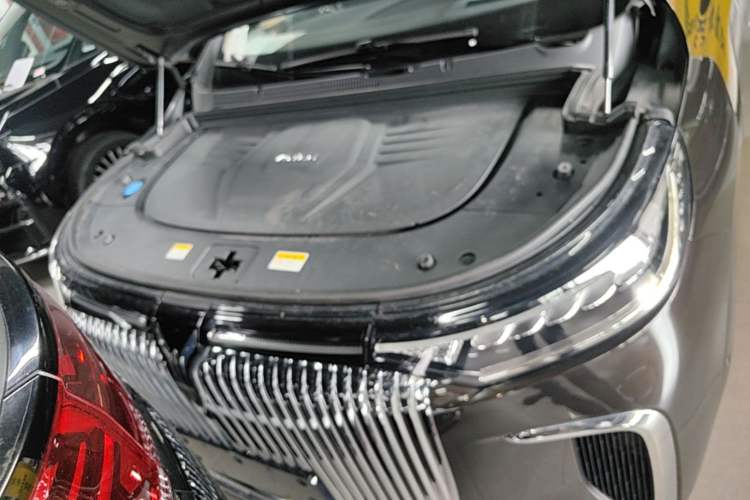 Used VOYAH Dream 2025 PHEV Four-Wheel-Drive Flagship Kunpeng Edition Engine Bay