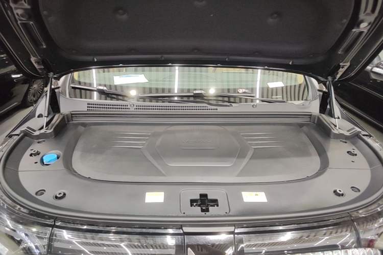 Used VOYAH Dream 2025 PHEV Four-Wheel Drive Excellence Kunpeng Edition Engine Bay