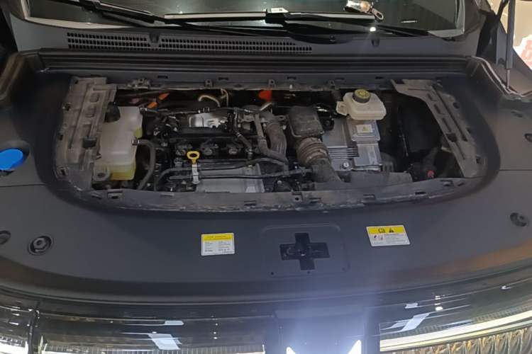 Used VOYAH Dream 2025 PHEV Four-Wheel Drive Prestige Kunpeng Edition Engine Bay