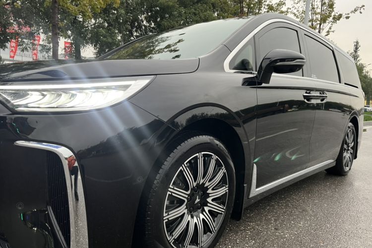 Used VOYAH Dream 2025 EV Four-Wheel Drive Prestige Kunpeng Edition Exterior 1