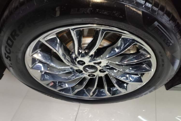 Used VOYAH Dream 2025 EV Four-Wheel-Drive Flagship Qiankun Version Exterior 2