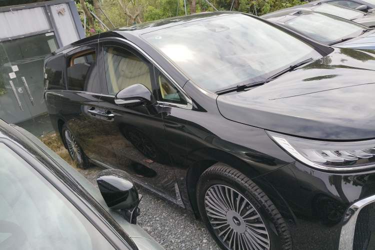 Used VOYAH Dream 2025 PHEV Four-Wheel Drive Prestige Kunpeng Edition Exterior 2