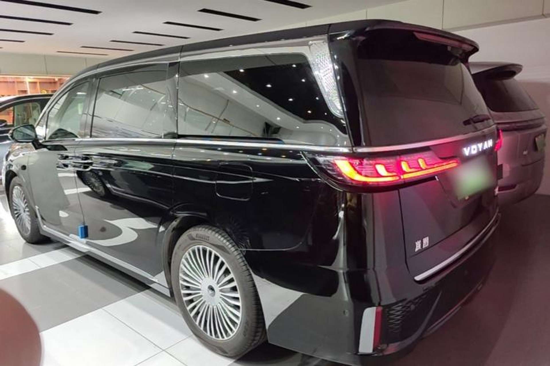 Used VOYAH Dream 2025 PHEV Four-Wheel Drive Prestige Qiankun Edition Exterior 2