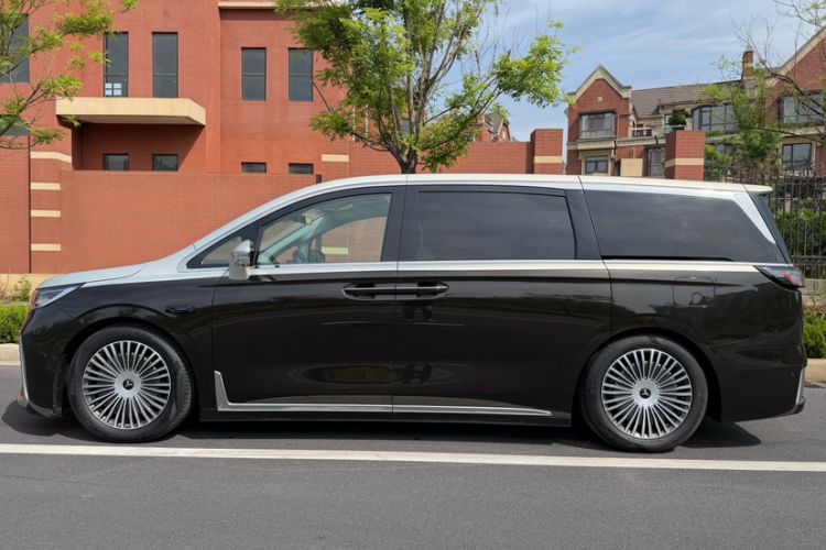 Used VOYAH Dream 2025 PHEV Four-Wheel-Drive Flagship Version – Qiankun Edition Exterior 4