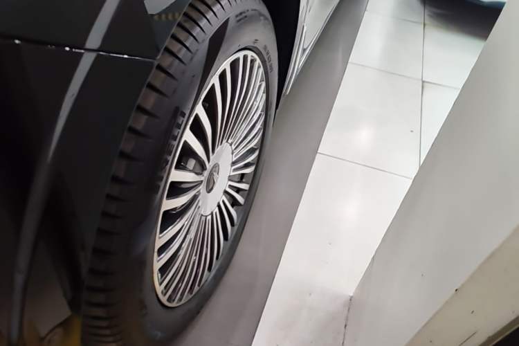 Used VOYAH Dream 2025 PHEV Four-Wheel Drive Prestige Qiankun Edition Exterior 4