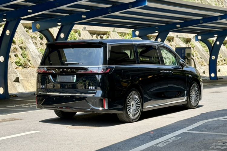 Used VOYAH Dream 2025 PHEV Four-Wheel Drive Prestige Qiankun Edition Exterior 4
