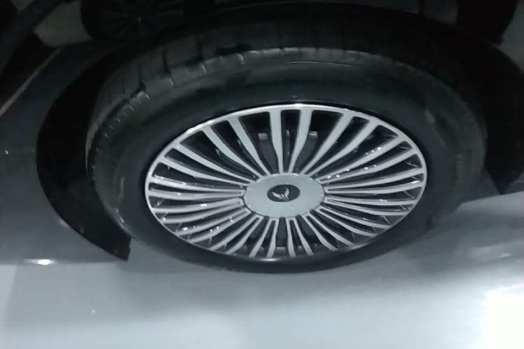 Used VOYAH Dream 2025 PHEV Four-Wheel-Drive Flagship Version – Qiankun Edition Exterior 5