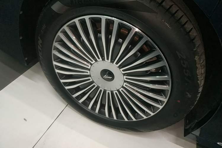 Used VOYAH Dream 2025 PHEV Four-Wheel-Drive Flagship Version – Qiankun Edition Exterior 5