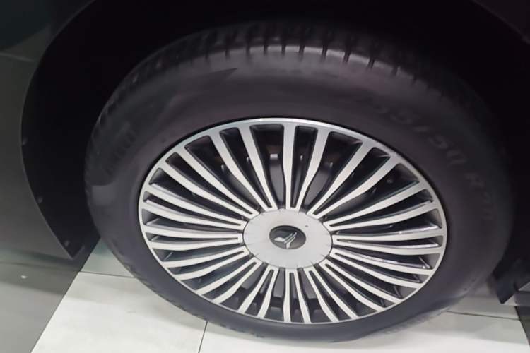 Used VOYAH Dream 2025 PHEV Four-Wheel-Drive Flagship Kunpeng Edition Exterior 5