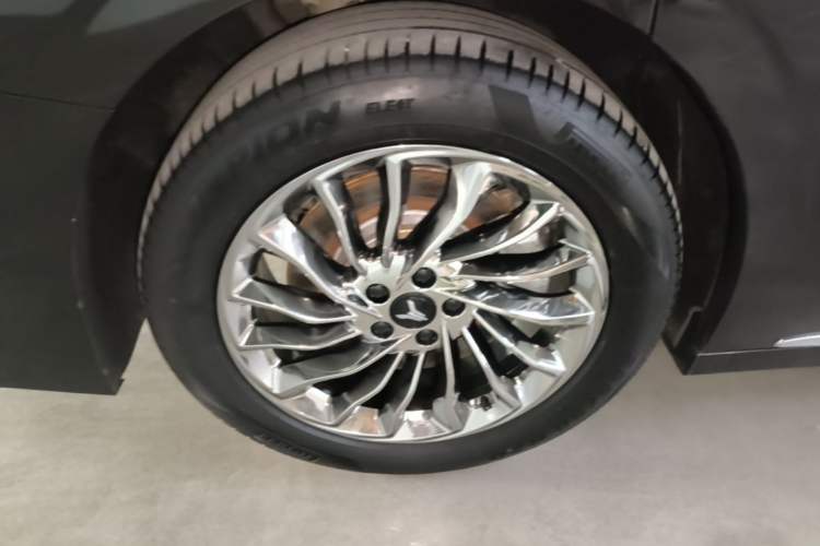 Used VOYAH Dream 2025 EV Four-Wheel-Drive Flagship Qiankun Version Exterior 5