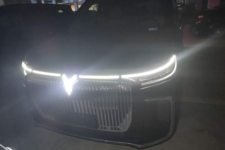 Used VOYAH Dream 2025 PHEV Four-Wheel-Drive Flagship Kunpeng Edition Front
