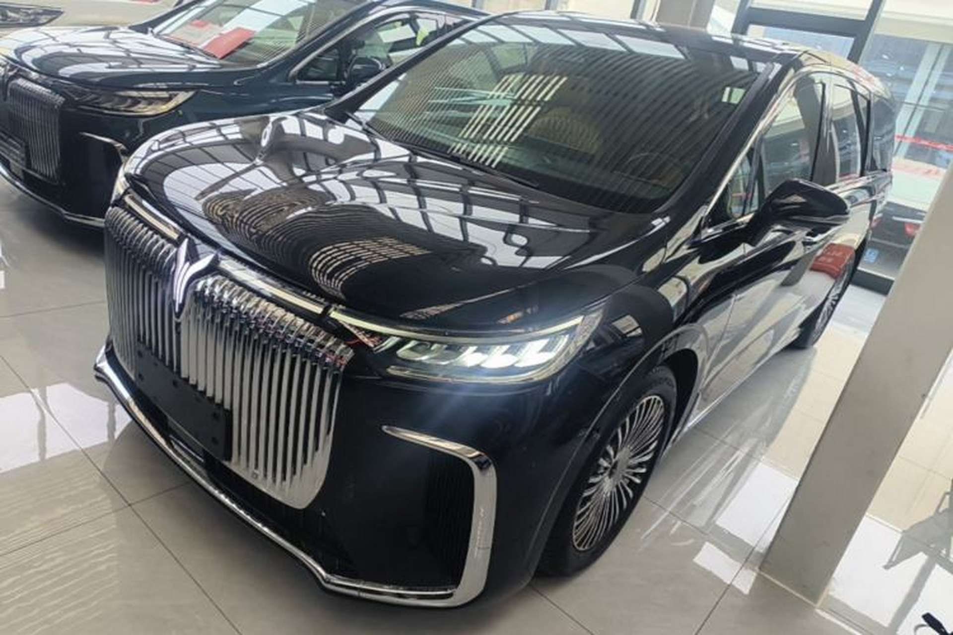 Used VOYAH Dream 2025 PHEV Four-Wheel-Drive Flagship Kunpeng Edition Front Left 45 Deg