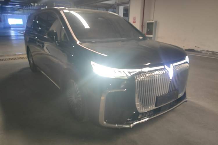 Used VOYAH Dream 2025 PHEV Four-Wheel-Drive Flagship Kunpeng Edition Front Right 45 Deg