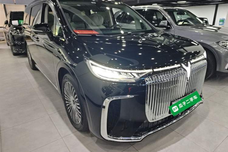 Used VOYAH Dream 2025 PHEV Four-Wheel Drive Prestige Kunpeng Edition Front Right 45 Deg