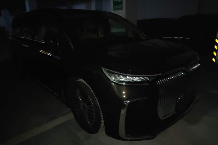 Used VOYAH Dream 2025 PHEV Four-Wheel-Drive Flagship Kunpeng Edition Front Right 45 Deg