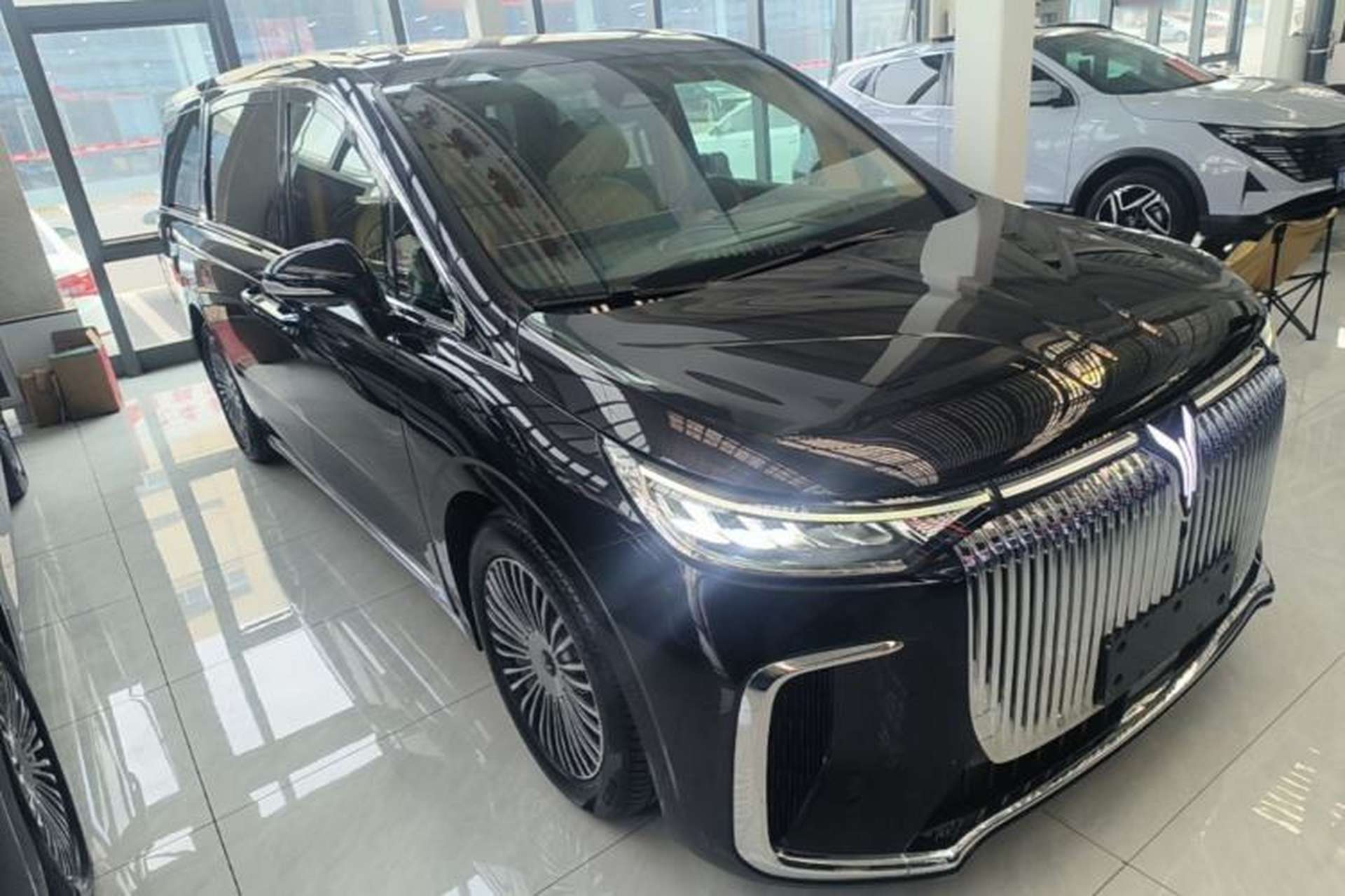 Used VOYAH Dream 2025 PHEV Four-Wheel-Drive Flagship Kunpeng Edition Front Right 45 Deg