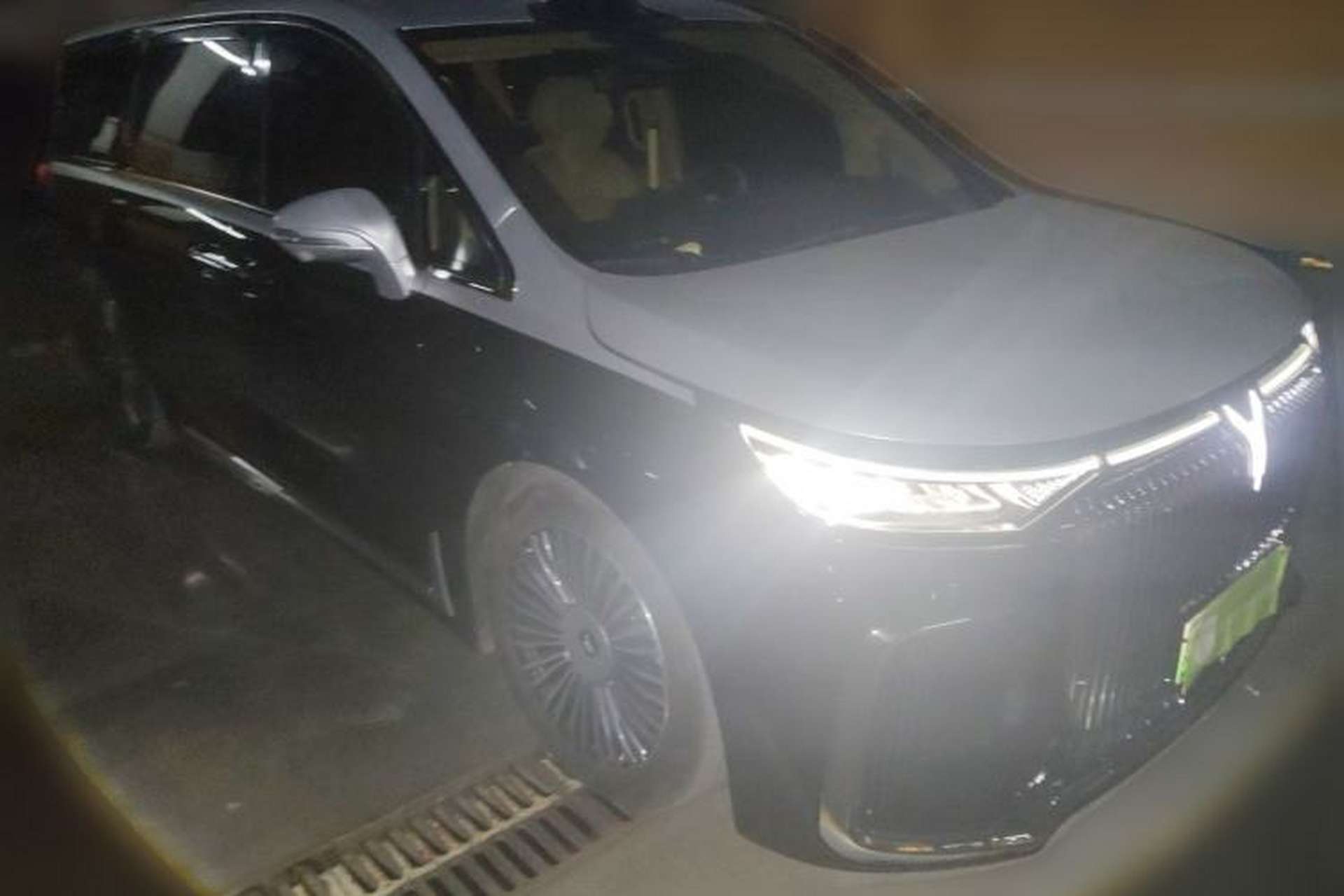 Used VOYAH Dream 2025 PHEV Four-Wheel-Drive Flagship Version – Qiankun Edition Front Right 45 Deg