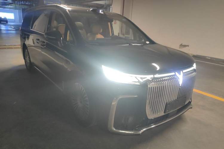 Used VOYAH Dream 2025 PHEV Four-Wheel Drive Excellence Qiankun Edition Front Right 45 Deg