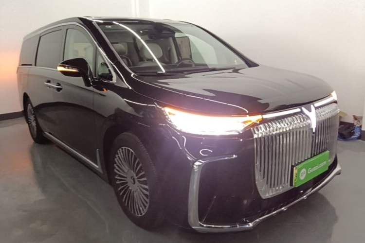 Used VOYAH Dream 2025 PHEV Four-Wheel Drive Prestige Kunpeng Edition Front Right 45 Deg