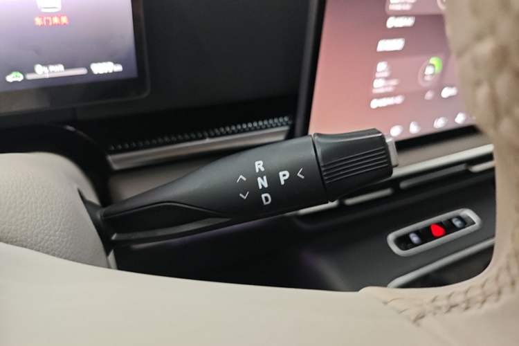 Used VOYAH Dream 2025 PHEV Four-Wheel Drive Prestige Qiankun Edition Gear Lever