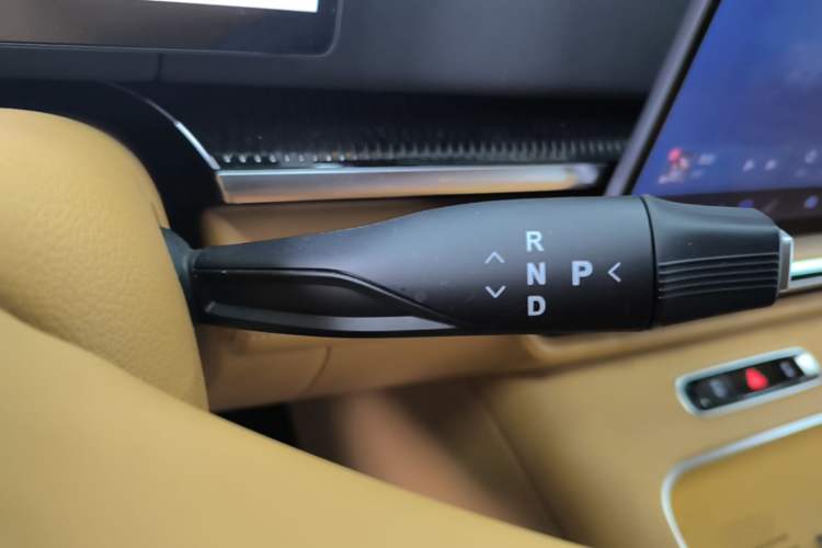 Used VOYAH Dream 2025 PHEV Four-Wheel-Drive Flagship Kunpeng Edition Gear Lever