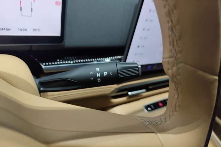 Used VOYAH Dream 2025 PHEV Four-Wheel-Drive Flagship Kunpeng Edition Gear Lever