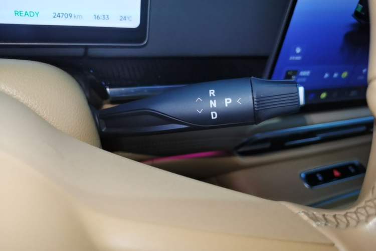 Used VOYAH Dream 2025 PHEV Four-Wheel Drive Prestige Kunpeng Edition Gear Lever