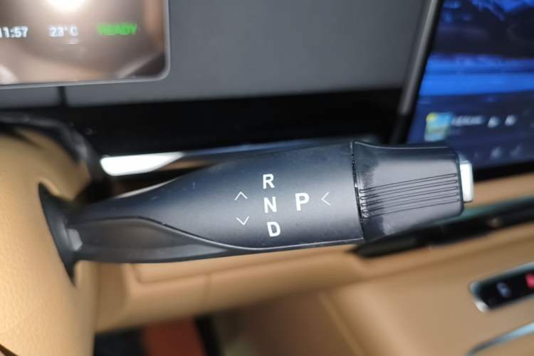 Used VOYAH Dream 2025 PHEV Four-Wheel-Drive Flagship Kunpeng Edition Gear Lever