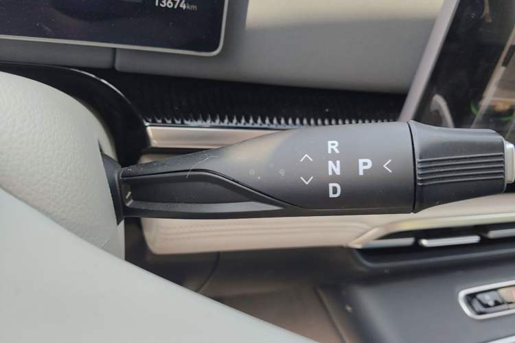 Used VOYAH Dream 2025 PHEV Four-Wheel Drive Prestige Qiankun Edition Gear Lever