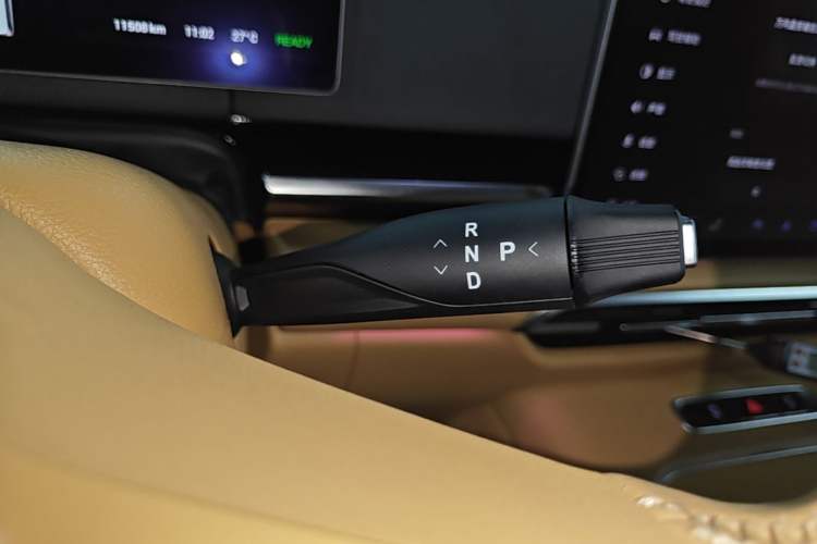 Used VOYAH Dream 2025 PHEV Four-Wheel-Drive Flagship Kunpeng Edition Gear Lever