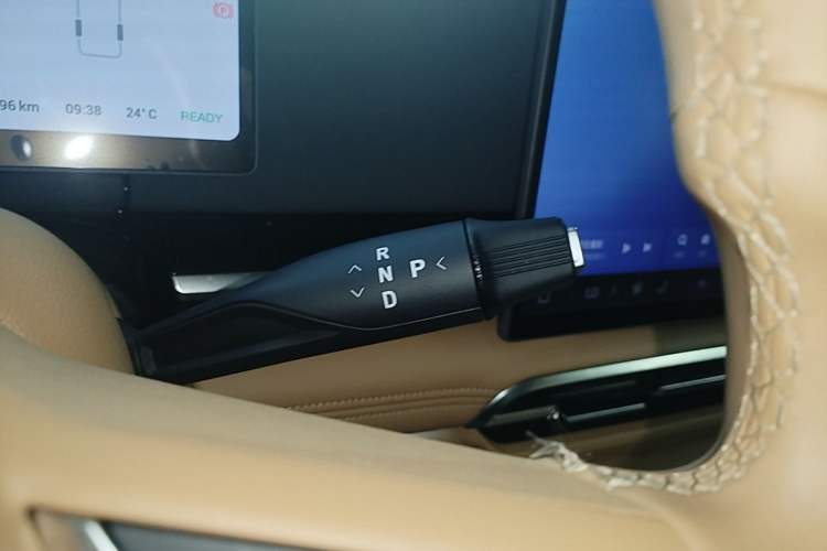 Used VOYAH Dream 2025 PHEV Four-Wheel-Drive Flagship Kunpeng Edition Gear Lever
