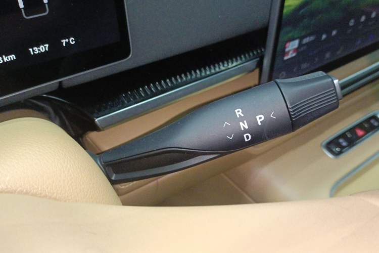 Used VOYAH Dream 2025 PHEV Four-Wheel-Drive Flagship Kunpeng Edition Gear Lever