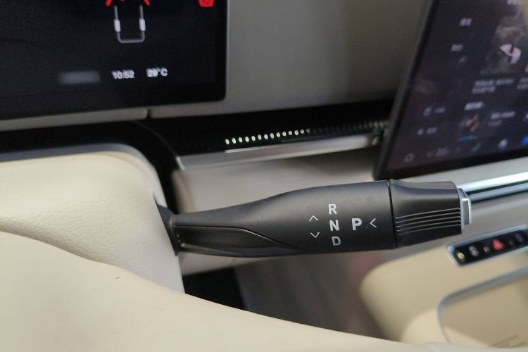 Used VOYAH Dream 2025 EV Four-Wheel Drive Flagship Kunpeng Edition Gear Lever