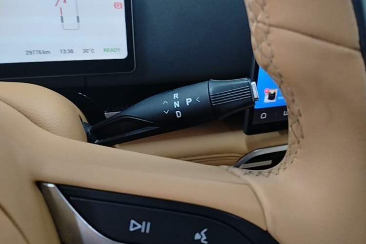 Used VOYAH Dream 2025 PHEV Four-Wheel-Drive Flagship Kunpeng Edition Gear Lever