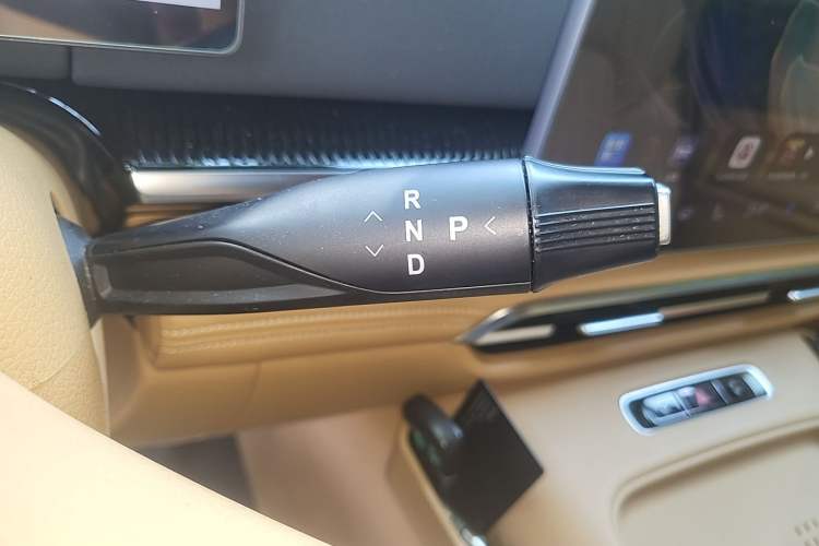 Used VOYAH Dream 2025 PHEV Four-Wheel-Drive Flagship Version – Qiankun Edition Gear Lever