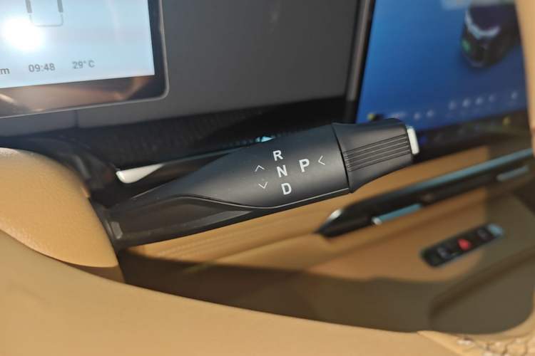 Used VOYAH Dream 2025 PHEV Four-Wheel Drive Prestige Kunpeng Edition Gear Lever