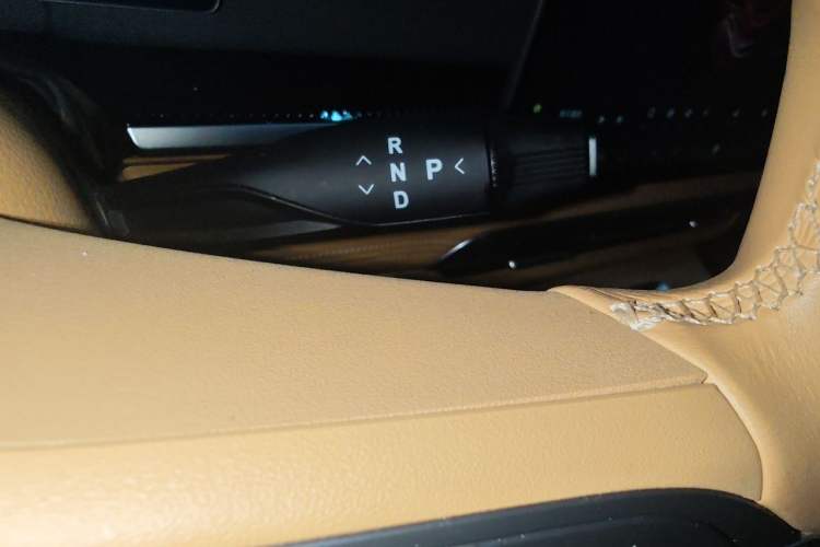 Used VOYAH Dream 2025 PHEV Four-Wheel Drive Prestige Kunpeng Edition Gear Lever