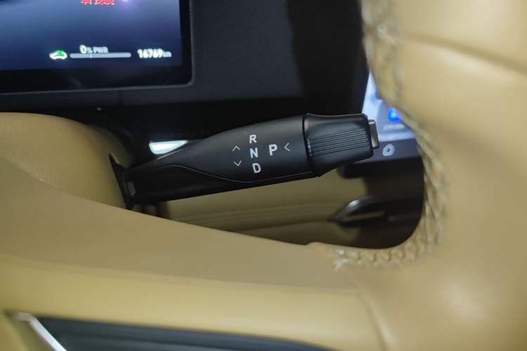 Used VOYAH Dream 2025 PHEV Four-Wheel Drive Excellence Qiankun Edition Gear Lever