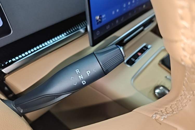 Used VOYAH Dream 2025 PHEV Four-Wheel-Drive Flagship Kunpeng Edition Gear Lever