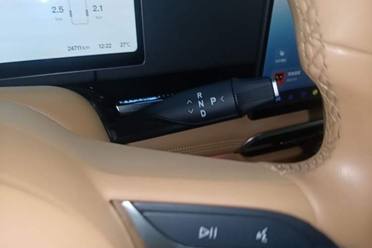 Used VOYAH Dream 2025 PHEV Four-Wheel Drive Prestige Kunpeng Edition Gear Lever