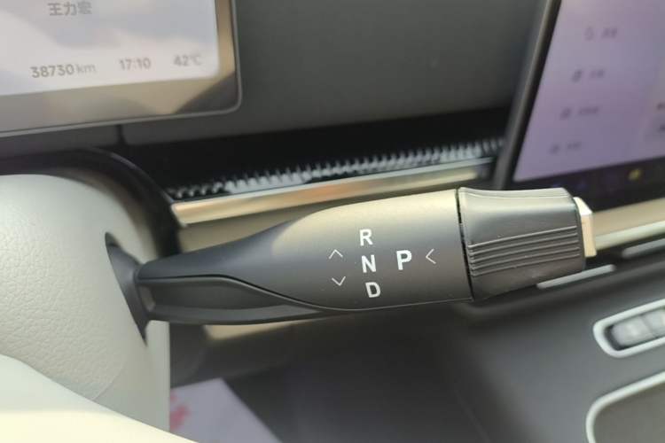 Used VOYAH Dream 2025 PHEV Four-Wheel Drive Prestige Kunpeng Edition Gear Lever