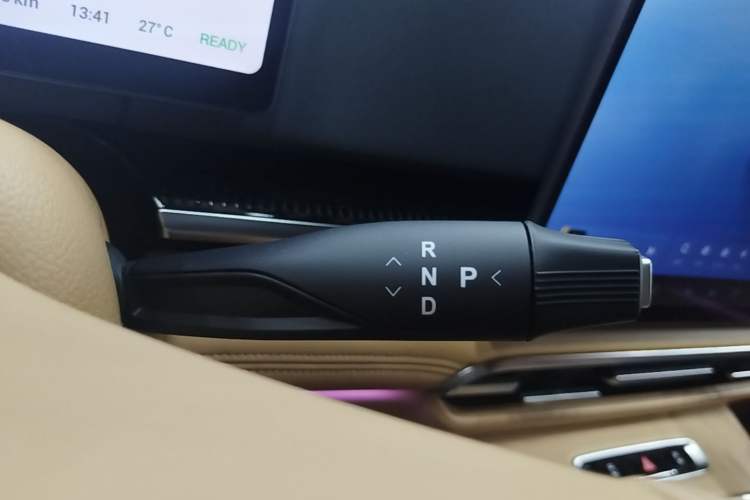 Used VOYAH Dream 2025 PHEV Four-Wheel-Drive Flagship Kunpeng Edition Gear Lever