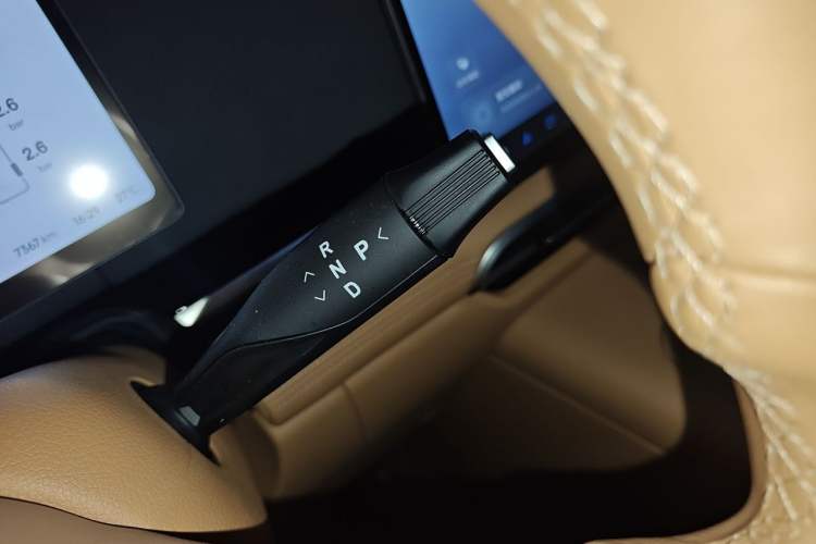 Used VOYAH Dream 2025 PHEV Four-Wheel Drive Excellence Kunpeng Edition Gear Lever