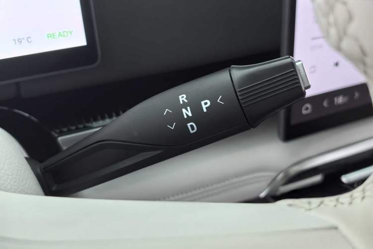 Used VOYAH Dream 2025 PHEV Four-Wheel Drive Excellence Kunpeng Edition Gear Lever