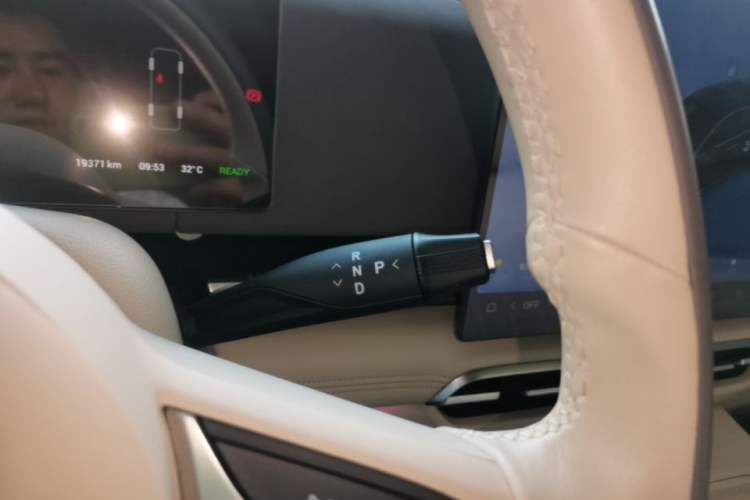 Used VOYAH Dream 2025 PHEV Four-Wheel Drive Prestige Kunpeng Edition Gear Lever