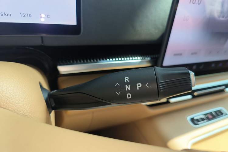 Used VOYAH Dream 2025 PHEV Four-Wheel-Drive Flagship Kunpeng Edition Gear Lever